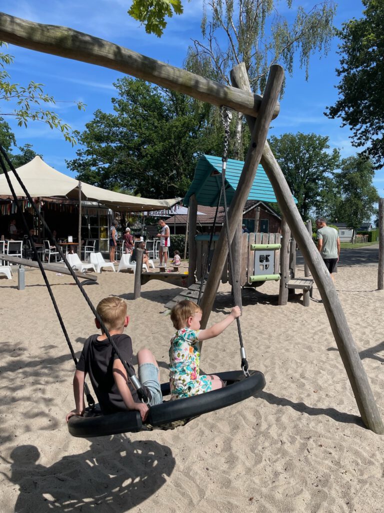 Molke met Kinderen | schommel Molke met Kinderen | schommel